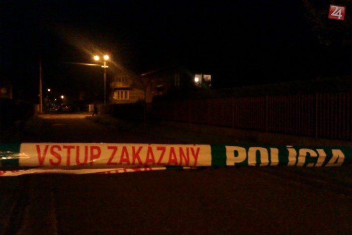 Ilustračný obrázok k článku Zabarikádovaného expolicajta spacifikovali kukláči: Autentické zábery z miesta!