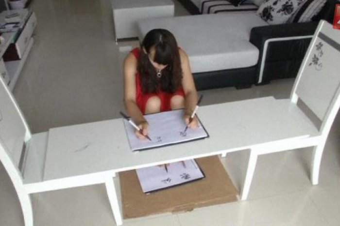 Ilustračný obrázok k článku Mladá žena má neuveriteľnú schopnosť: Dokáže písať odlišné texty rukami i nohami naraz