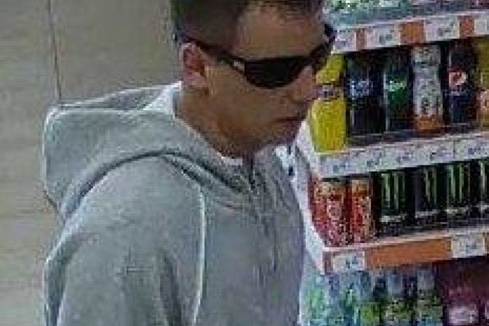 Ilustračný obrázok k článku ZÁBERY Z KAMERY: Preštudujte si FOTO, poznáte ho? Polícia pátra po podozrivom mužovi