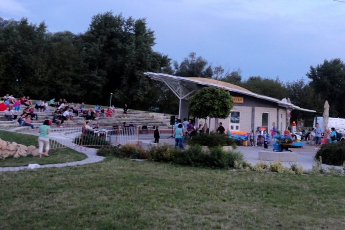 Ilustračný obrázok k článku Skvelý nápad študenta Františka z Topoľčian: Vďaka nemu môžete tráviť letné večery aj TAKTO!