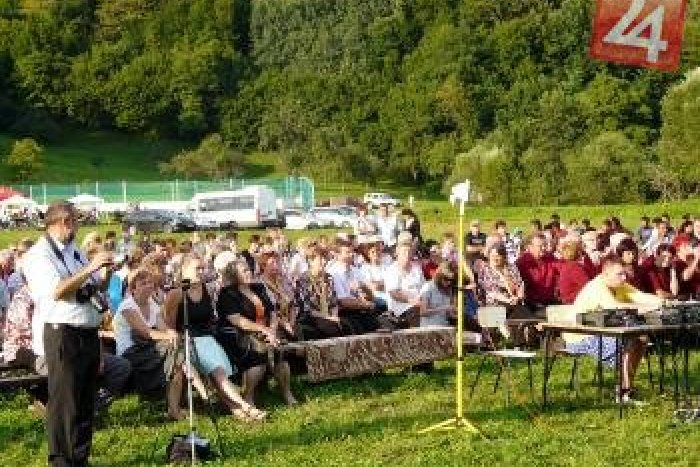 Ilustračný obrázok k článku Známy tenorista na lúke za dedinou: Zažijeme ďalší nevšedný koncert pod holým nebom