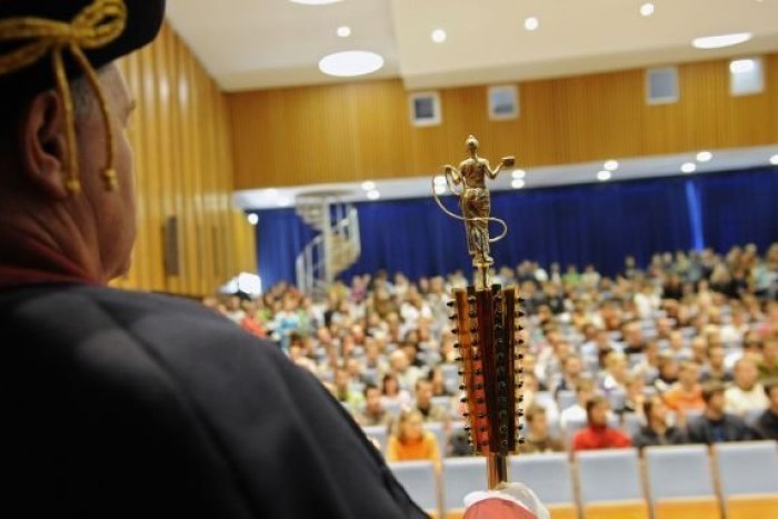 Ilustračný obrázok k článku REBRÍČEK VYSOKÝCH ŠKÔL: Koľko percent absolventov Prešovkej VŠ končí na úrade práce?