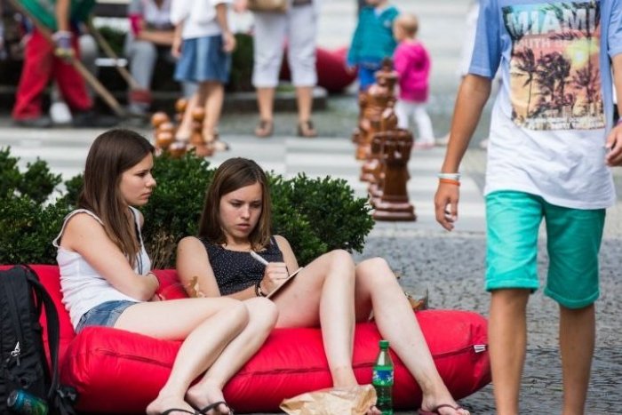 Ilustračný obrázok k článku Gauče, veľkoplošná obrazovka, či knižnice... Bratislavské námestie sa premenilo na obývačku