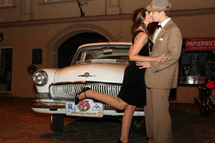 Ilustračný obrázok k článku Návrat zašlých čias: Retrotančiareň v dobovom oblečení oživila minulosť