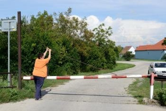 Ilustračný obrázok k článku Slovenský unikát na železnici pri Nitre: Takéto závory nenájdete nikde inde!