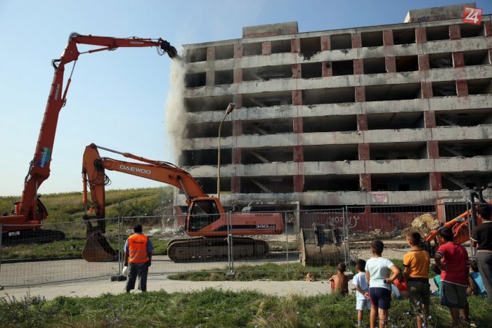 Ilustračný obrázok k článku Luník IX prišiel o ďalšiu bytovku: Pozrite si FOTKY z demolácie na sídlisku