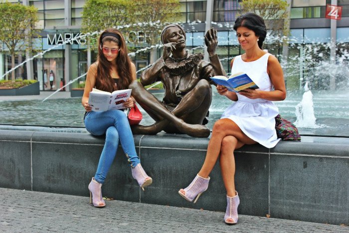 Ilustračný obrázok k článku Celebrity čítajú a pomáhajú