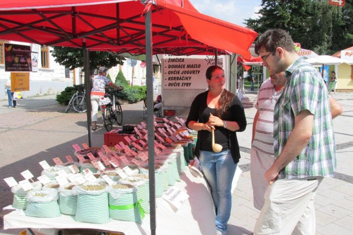 Ilustračný obrázok k článku Žilinčanom tiekli slinky: Farmári ľuďom dávali ochutnávať výrobky, na ktoré sú pyšní