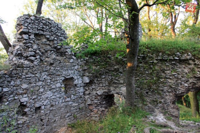 Ilustračný obrázok k článku Opustený strážca: Pozrite si čo všetko chráni Ostrý Kameň