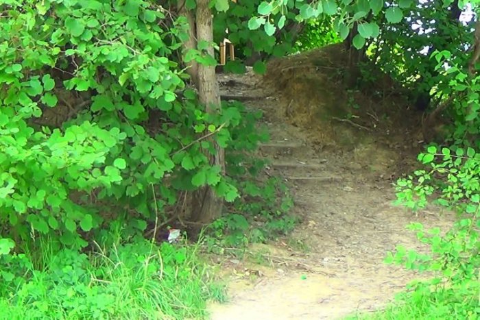 Ilustračný obrázok k článku Telefonáty na mestskú políciu zo Sídliska pod Sokolejom: Zastávkou hliadok toto miesto!