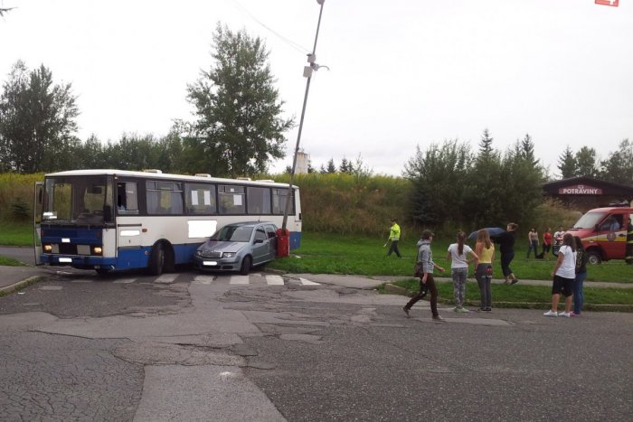 Ilustračný obrázok k článku FOTO: Kuriózna zrážka pútala pozornosť. Auto stlačilo medzi stĺp a autobus!