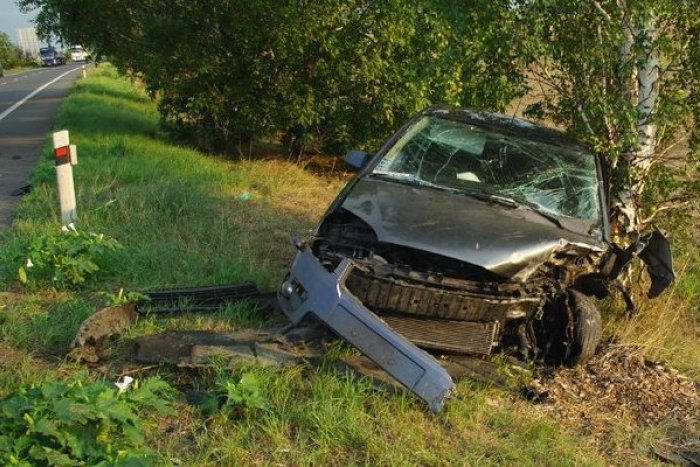 Ilustračný obrázok k článku Auto dostalo šmyk a narazilo strechou do stromu: Vyhasli až tri ľudské životy!