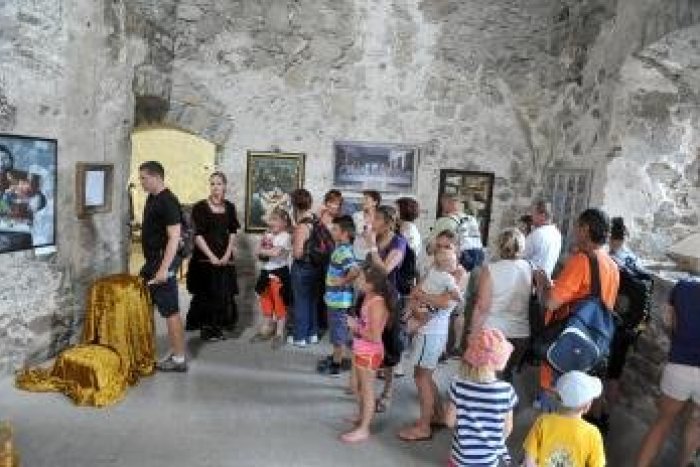 Ilustračný obrázok k článku Strečno privíta známe tváre z dôb minulých: Nočná prehliadka ponúkne bohatý program