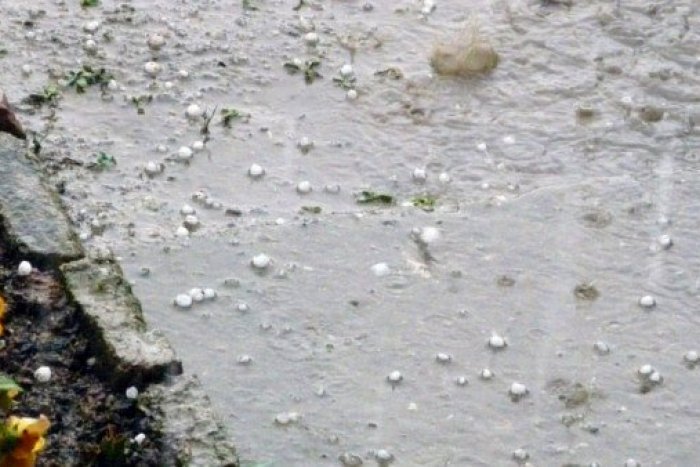 Ilustračný obrázok k článku Ničivé dôsledky vyčíňania počasia: Krúpy porozbíjali strechy domov aj autá!