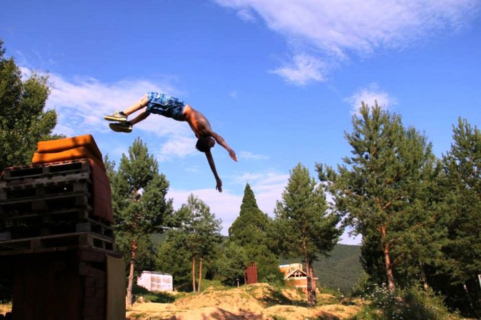 Ilustračný obrázok k článku Uprostred mesta rastie zvláštne športovisko: TOTO všetko vzniká zo starých matracov