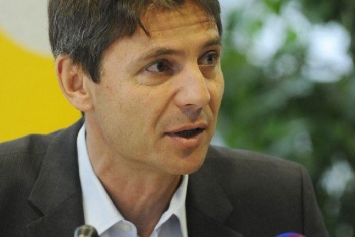 Ilustračný obrázok k článku Podpisy na primátora Bratislavy odovzdal ďalší kandidát. Ivo Nesrovnal vyzbieral 1877 podpisov