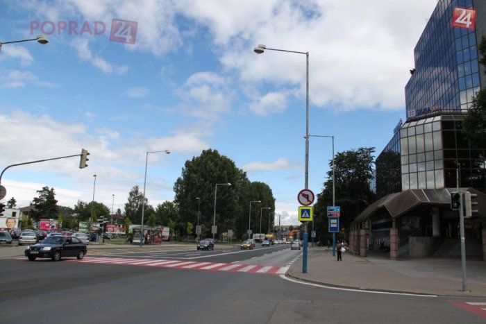 Ilustračný obrázok k článku Dopravná značka v centre vyvolala veľkú nevôľu: Prečo na parkovisko oproti sporiteľni neodbočíte?