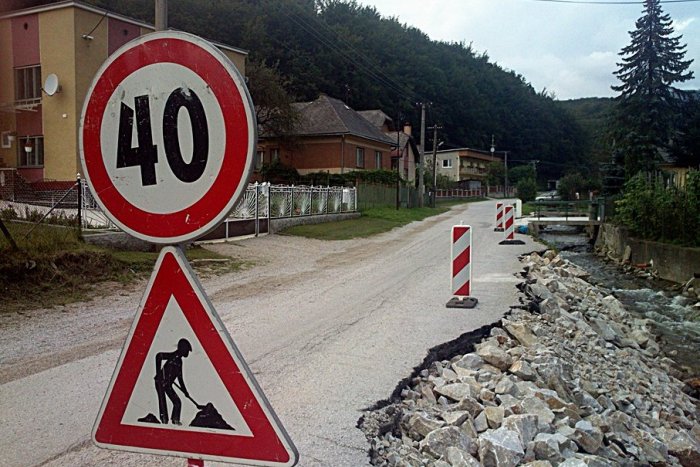 Ilustračný obrázok k článku Búrka si vzala časť cesty. Ľudia sa boja, že budú odrezaní od sveta!