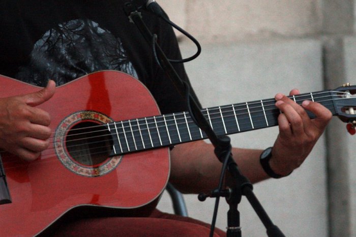 Ilustračný obrázok k článku Legenda českej hudobnej scény u nás: Duo Nedvědovcov vystúpi  v Topoľčanoch