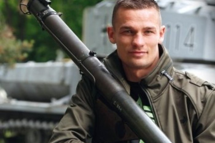 Ilustračný obrázok k článku Bystrické osobnosti sa dali nafotiť, ako ste ich ešte nevideli: Moravčík s bazukou, Hamšík pri guľomete