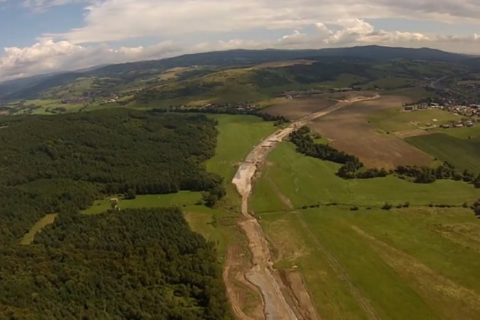 Ilustračný obrázok k článku Unikátne zábery na výstavbu rýchlostnej cesty R2: Sledujte VIDEO nakrútené z lietadla!