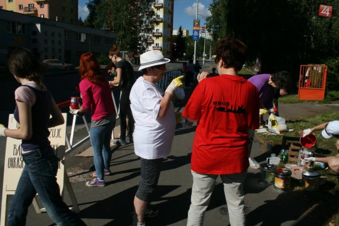 Ilustračný obrázok k článku Počas čakania na autobus Dúbravčania spoznávajú miestne symboly a oživené tradície