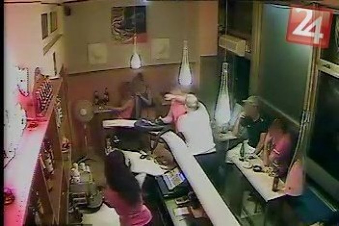 Ilustračný obrázok k článku ZÁBERY z bezpečnostnej kamery: Muž (37) išiel na pivo, v bare dostal bitku!