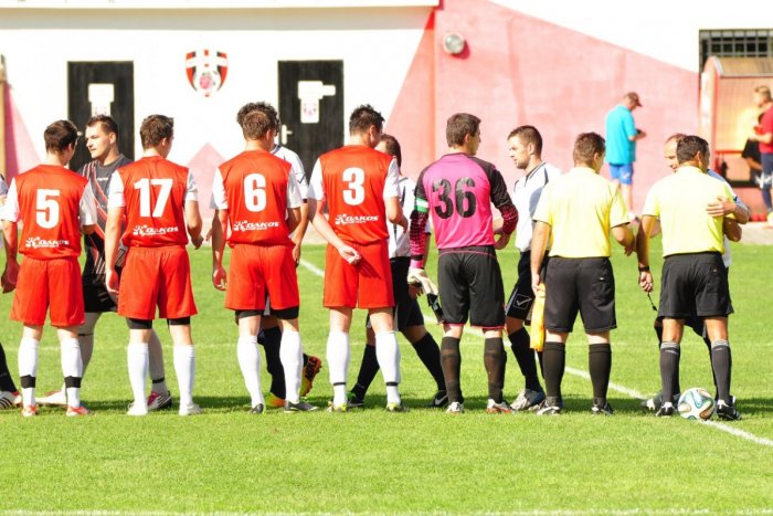 Ilustračný obrázok k článku Futbalové popoludnie v znamení derby zápasu: Revúca ani Tisovec si navzájom nič nedarovali