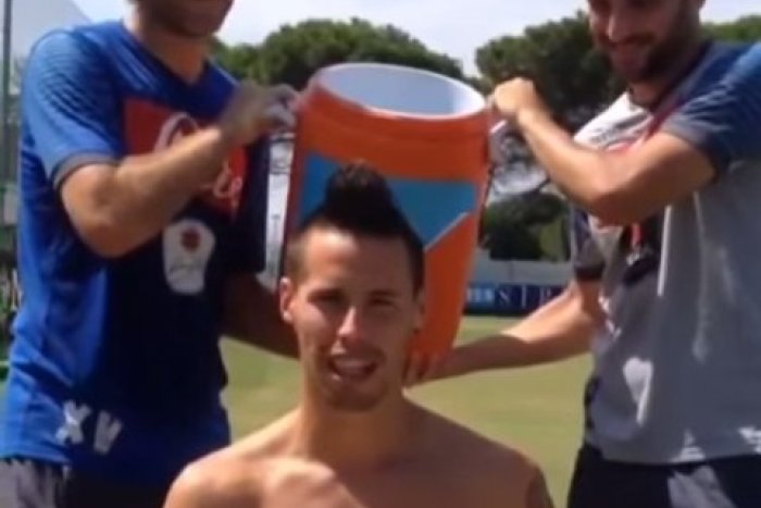 Ilustračný obrázok k článku Ice Bucket Challenge pomáha aj slovenským pacientom