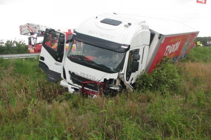 Ilustračný obrázok k článku Nehoda kamióna zmobilizovala hasičov: Z vraku unikli stovky litrov nafty!