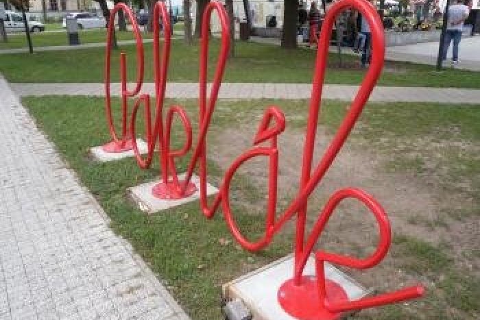 Ilustračný obrázok k článku Pozrite si červené čudo a hádajte: Na čo sa vo vajnorskom parku Pod lipami používa?