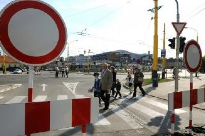 Ilustračný obrázok k článku Oslavy SNP sa dotknú aj vodičov: Podrobný PREHĽAD o zmenách v organizácii dopravy