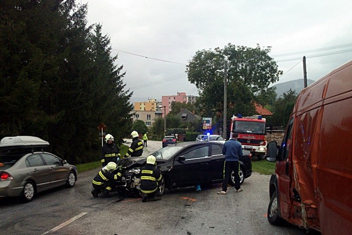 Ilustračný obrázok k článku FOTO + VIDEO z miesta nehody: Takto skončili v sebe dodávka a miestny Ford