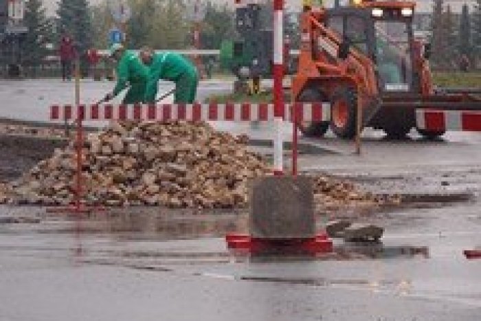 Ilustračný obrázok k článku Zo Západu sa cez priecestie na aute nedostanete: Prejazd stopli práce, chodci sa onedlho potešia!