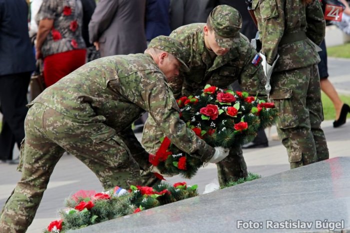 Ilustračný obrázok k článku Desiatky ľudí si v Nitre pripomenuli 72.výročie SNP: K pamätníku položili vence