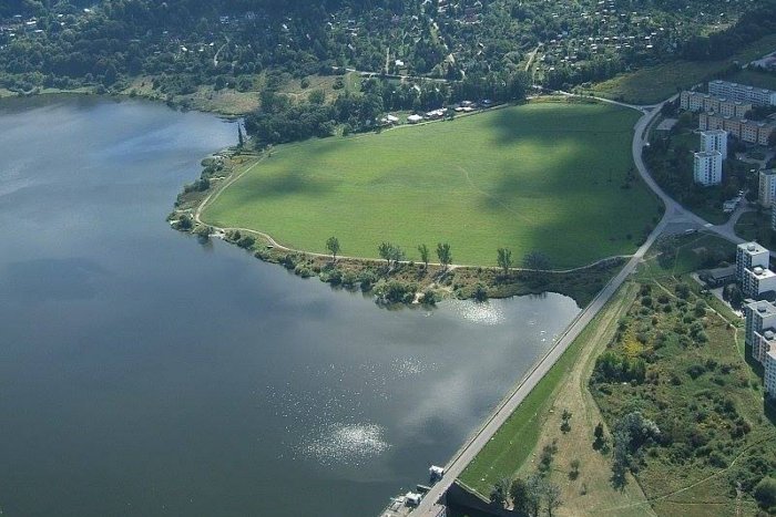 Ilustračný obrázok k článku S akými tajomstvami sa zdôverili Sekierčania? Obyvatelia sídliska si pustili na Facebooku ústa na špacír