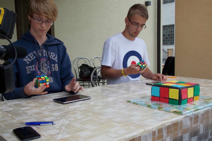 Ilustračný obrázok k článku OBRAZOM: Títo Spišiaci poskladali rubikovu kocku jednou rukou!