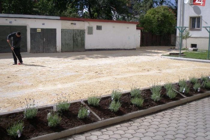 Ilustračný obrázok k článku Trápila ich dažďová voda, blato i prach: Konečne sa dočkali rekonštrukcie