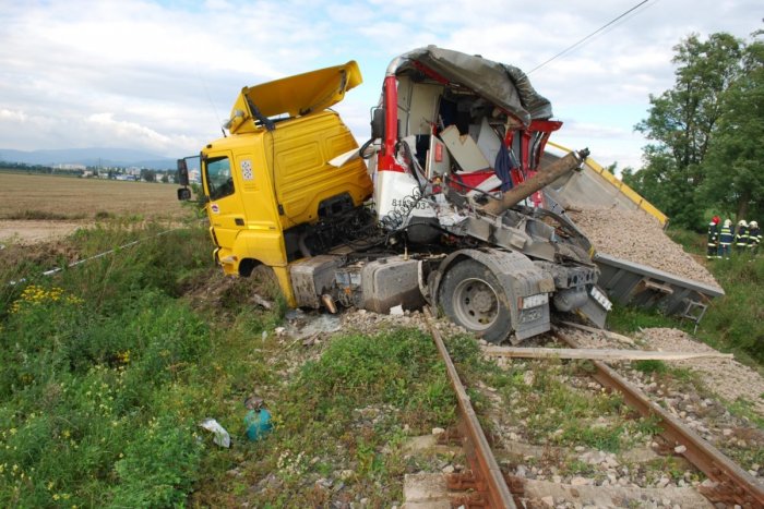 Ilustračný obrázok k článku Zrážka na železničnom priechode OBRAZOM: Pozrite si zábery z miesta nešťastia