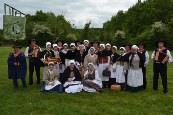 Ilustračný obrázok k článku TIPY na víkend: Francúzski folkloristi v meste, párty s levom Alexom, turistika a ďalšie