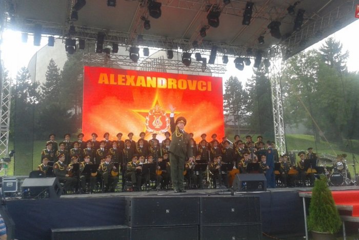 Ilustračný obrázok k článku Alexandrovci zaplnili park pod Pamätníkom SNP: Nevynechali ani slovenské ľudovky