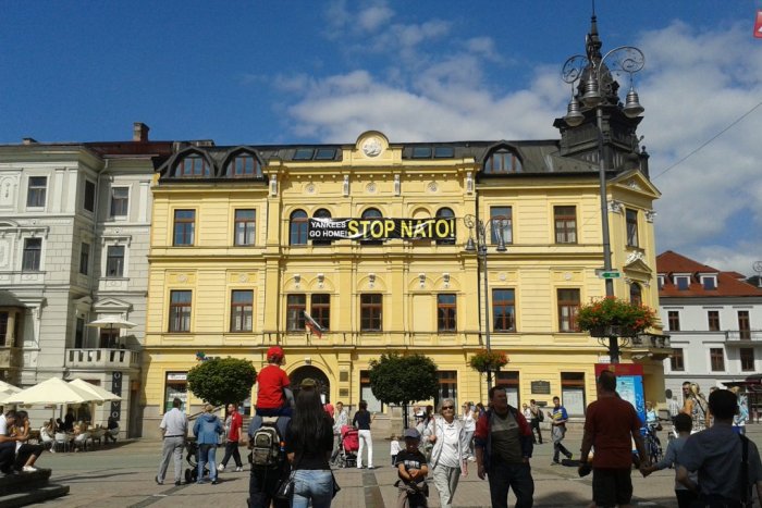 Ilustračný obrázok k článku Kontroverzný transparent zmizol: Yankees go home! Stop NATO! zvesili z úradu