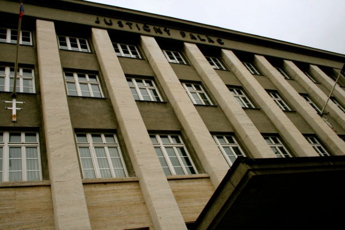 Ilustračný obrázok k článku Pokračuje proces s autičkárskym gangom priateľa herečky Karin H.