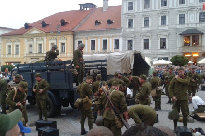 Ilustračný obrázok k článku Vojenské manévre v centre Bystrice: Na námestí sa zopakovala mobilizácia spred 70 rokov