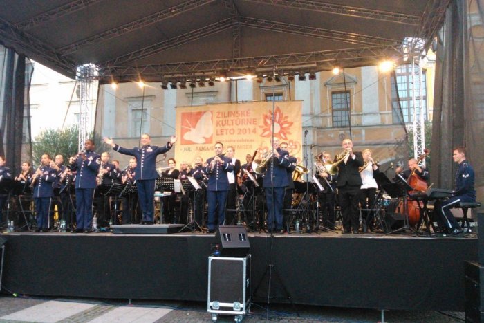 Ilustračný obrázok k článku Orchester amerických vzdušných síl to poriadne rozbalil: Hudobníci začali tancovať!