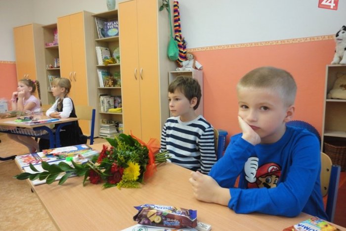 Ilustračný obrázok k článku Uvravení prváčikovia stíchli: Privítali ich mažoretky i starší spolužiaci!