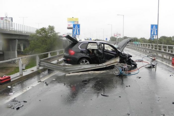 Ilustračný obrázok k článku Vážna dopravná nehoda na Einsteinovej stála život mladého Bratislavčana