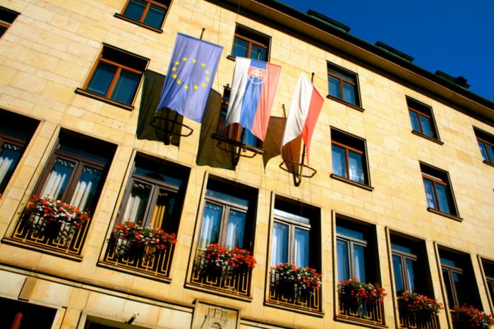 Ilustračný obrázok k článku Koniec čachrom v zastupiteľstve? Po pokuse o nočný predaj majetku menia rokovací poriadok