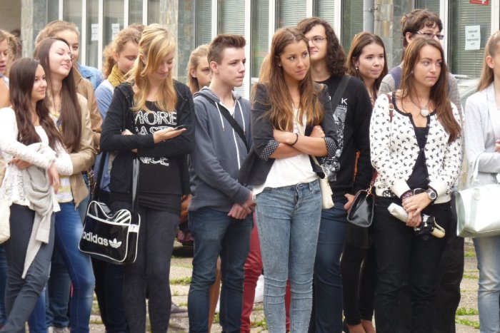 Ilustračný obrázok k článku Na tvárach mali obavy aj očakávania: Noví prváci Tajáku a ich premiéra na gymnáziu v obrazoch!