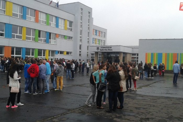 Ilustračný obrázok k článku Gymnázium privítalo množstvo nových žiakov: Učitelia sa predviedli ako sťahováci nábytku